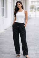 Pantalon noir en coton avec des broderies.