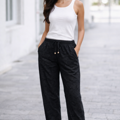 Pantalon noir en coton avec des broderies.