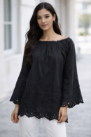 Chandail en coton avec broderie noir.