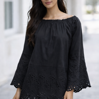 Chandail en coton avec broderie noir.