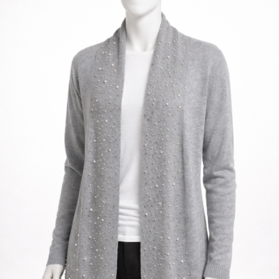Cardigan gris est décoré de petites perles. Grandeur disponible M