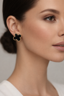 Boucles d’oreilles élégantes en forme de trèfle.