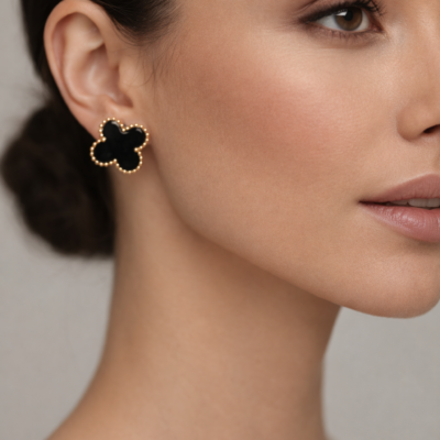 Boucles d’oreilles élégantes en forme de trèfle.