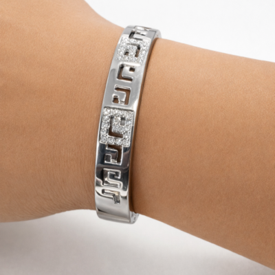 Bracelet en acier inoxydable avec brillants.