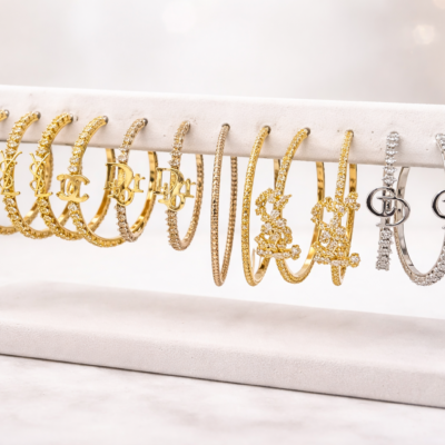 Boucles d’oreilles créoles Luxe brillantes avec motifs, $15 unités.