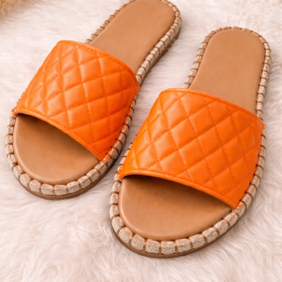 Sandales plates orange matelassés. Taille 41