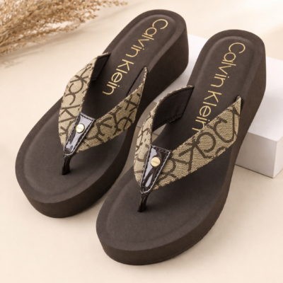 Sandales compensées marron motifs imprimés. Taille 8