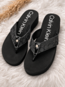 Sandales compensées noires style tongs. Taille: 6, 7, 8