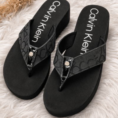 Sandales compensées noires style tongs. Taille: 6, 7, 8