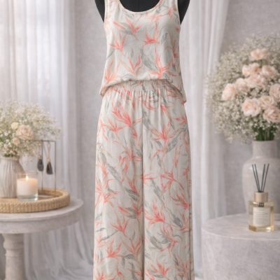 Ensemble deux pièces fluide à imprimé floral pastel.