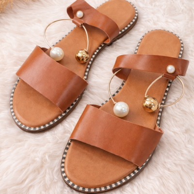 Sandales plates marron avec perles décoratives. Taille 41